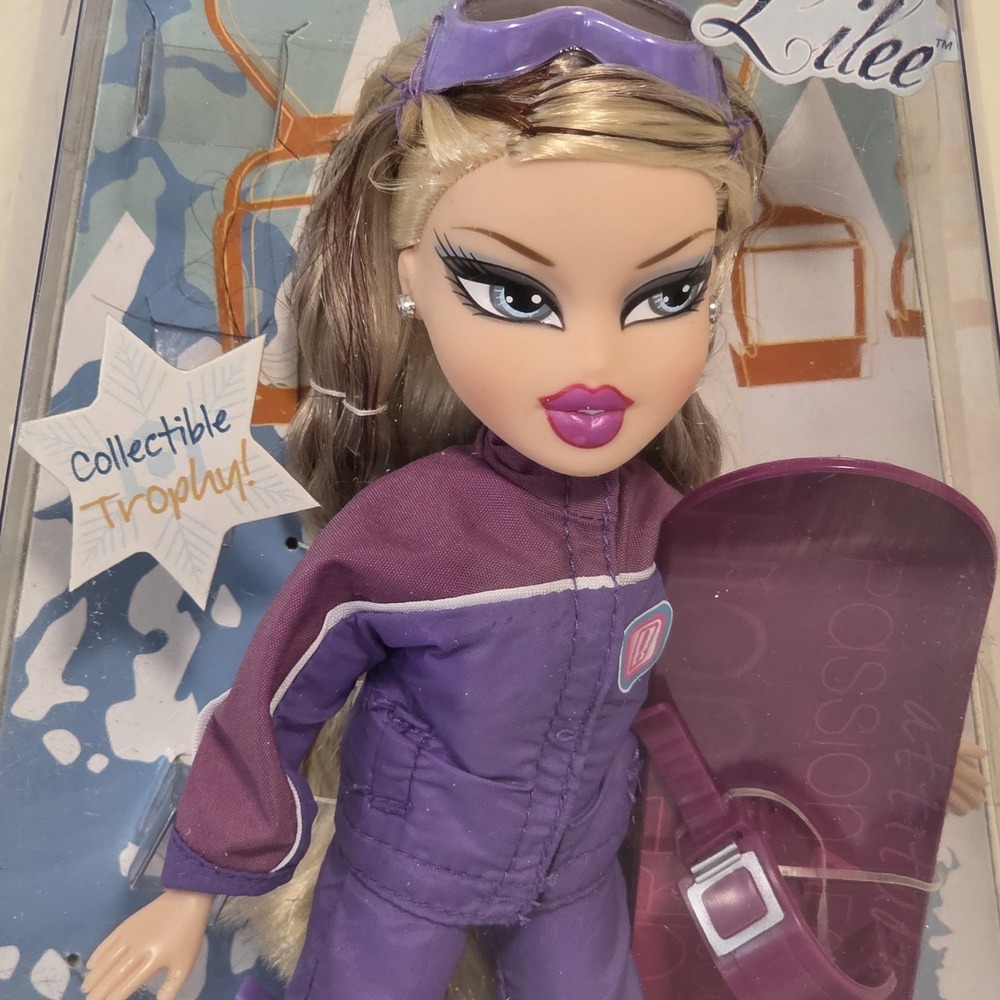 Bratz Play Sportz Snowboarding Lilee Doll NIB Purple Snowsuit Snowboard Trophy - Picture 4 of 6